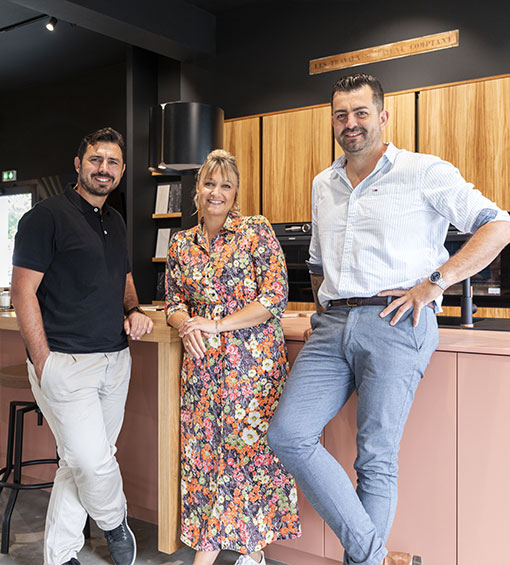 Gregory Fraysse, Marion et Matthias, l’équipe du magasin Inova Cuisine Anglet, dans le showroom